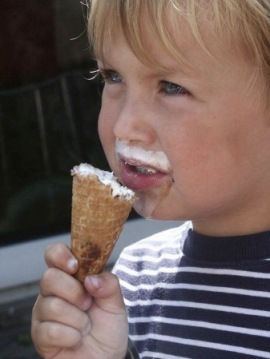 Menino a comer gelado